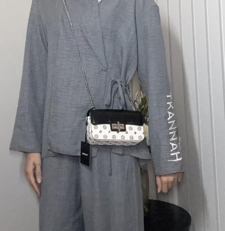 شنطة دكني كروس بودي ميني جيني ابيض واسود سجنشر dkny JENNY R02E5J15