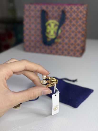 خاتم TRIPLE PEARL RING TORY BURCH توري برتش لميتد ادشن بثلاث لؤلؤات ولون ذهبي