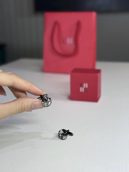 كبك كارولينا هريرا سجنشر اسود Carolina Herrera cufflink logo black