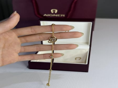 اسوار اجنر ذهبي دوروتا بعلامة احنر Aigner Dorotea gold bracelet