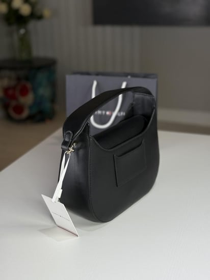شنطة تومي هوبو كتف بسلسله بلون اسود فخم Tommy Hilfiger hobo black leather bag