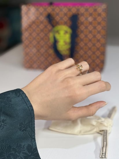 خاتم توري برتش ايلانور باون ذهبي وعلامة توري برتش - gold tory burch ELEANOR RING
