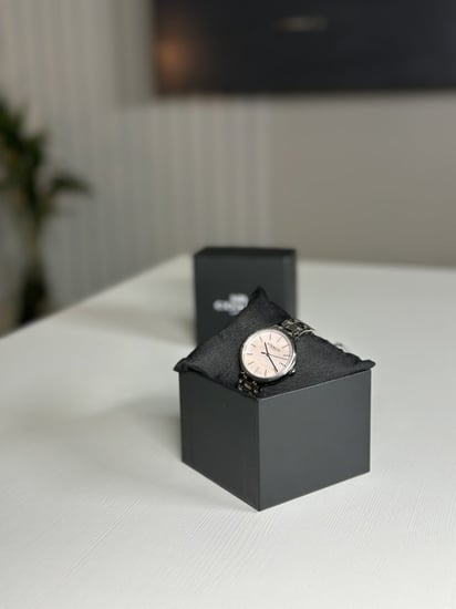 ساعة كوتش فضيه بمينا صدفي وردي