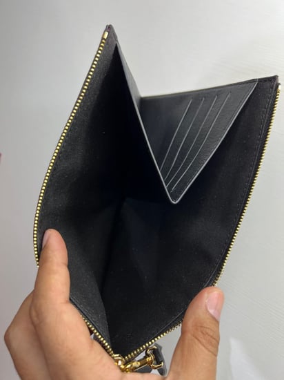 كارولينا هيريرا باوتش بحامل بتصميم حامل بطايق داخلي