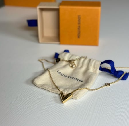 لويس فيتون سلسلة ذهبيه  حرف v