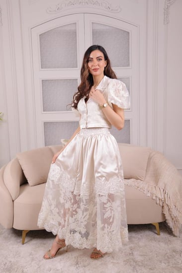 طقم نسائي بتصميم ساتاني فاخر وتفاصيل أنثوية جذابة