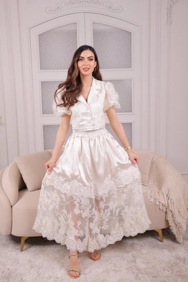 طقم نسائي بتصميم ساتاني فاخر وتفاصيل أنثوية جذابة