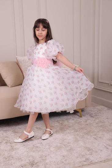 فستان بناتي بتصميم رومانسي منفوش وزهور ناعمة