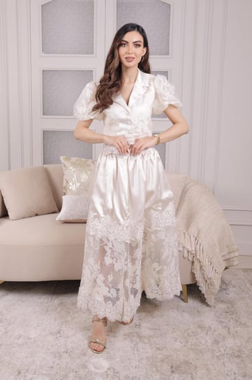 طقم نسائي بتصميم ساتاني فاخر وتفاصيل أنثوية جذابة