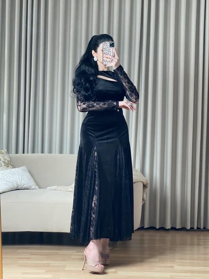 فستان مخملي أسود أنيق بلمسة دانتيل