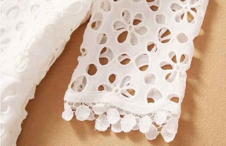 فستان ابيض مخرم