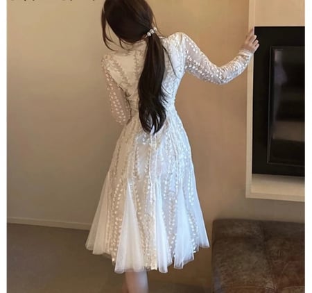فستان دانتيل ابيض.