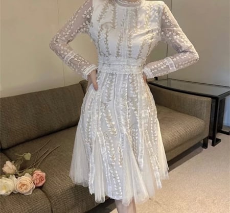 فستان دانتيل ابيض.