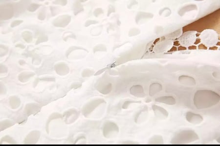 فستان ابيض مخرم