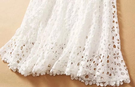 فستان ابيض مخرم