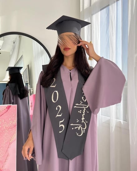 عباية تخرج 2024 الأكثر طلبا مكونه من وشاح تخرج و عباية تخرج و قبعة تخرج