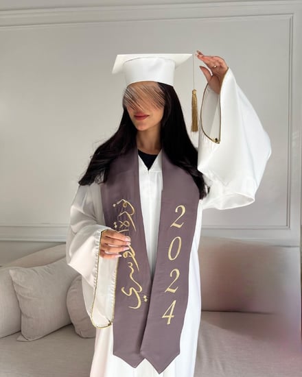 عباية تخرج مكونه من وشاح تخرج و عباية تخرج و قبعة تخرج