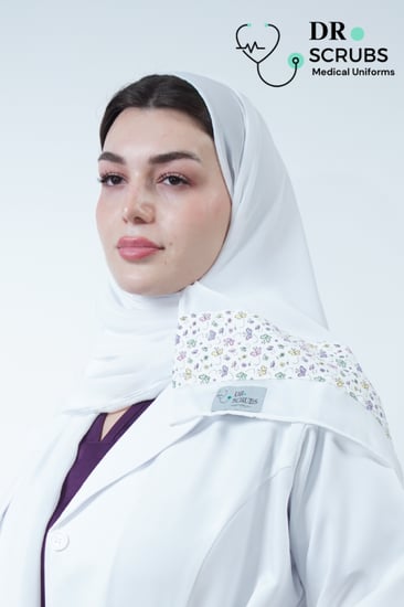 طرحه لون أبيض مع نقشه - White shawl with pattern