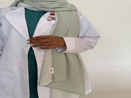 طرحه مكس لون تفاحيي مع لون اف وايت