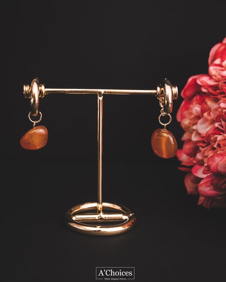 اقراط ذهبية بحجر لون برتقالي