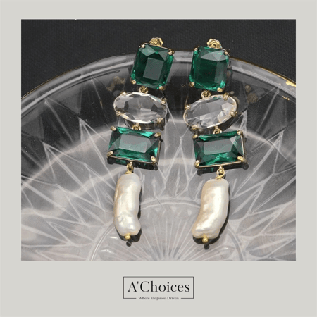 أقراط مصنوعة يدوياً من الفضة والنحاس  المطلي بالذهب عيار 18 مع اللؤلؤ الزراعي والحجر الكريستالي الأخضر