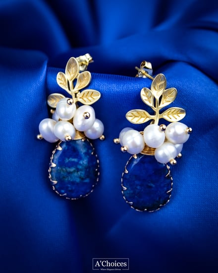 أقراط مصنوعة يدوياً من الفضة والنحاس المطلي بالذهب بحجر اللازورد واللؤلؤ الزراعي