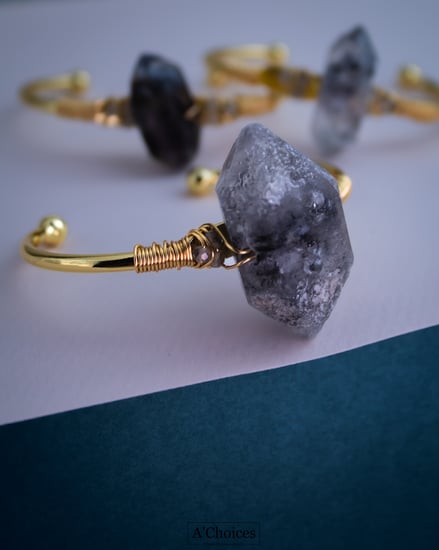 اساور ملفوفة بالأسلاك مطلية بالذهب بحجر هيركيمير والكوارتز مصنوعة يدويا