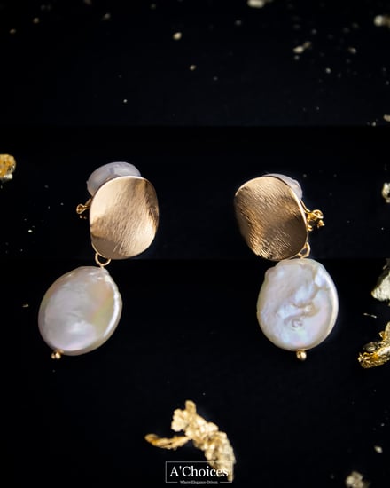 أقراط مصنوعة يدوياً من الفضة والنحاس المطلي بالذهب عيار 18 مع اللؤلؤ الزراعي