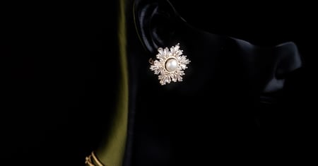 طقم أنيق مكون من عقد وأقراط وخاتم مطلي بالذهب مع اللؤلؤ الزراعي والزيركون