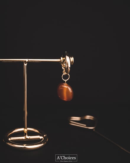 اقراط ذهبية بحجر لون برتقالي