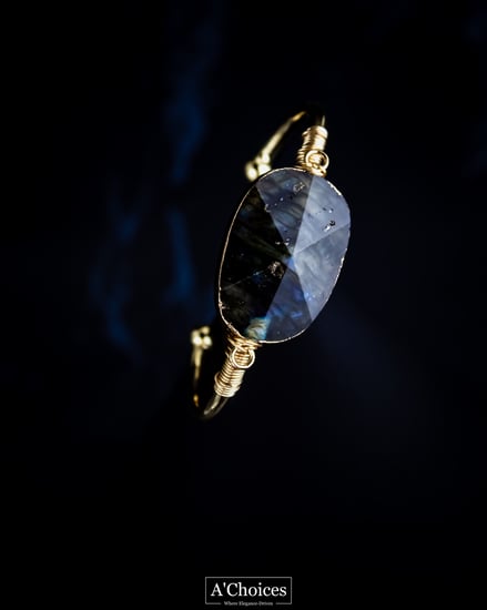 اساور ملفوفة بالأسلاك مطلية ذهب بحجر  اللابرادوريت الكبير مصنوعة يدويا