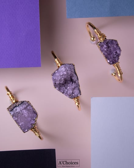 اساور ملفوفة  بالأسلاك  مطلية ذهب بحجر الأماتيست الكريستالي الكبير مصنوعة يدويا