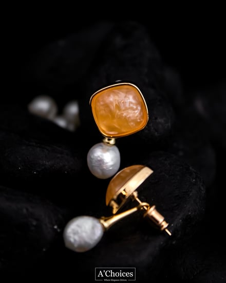 أقراط مصنوعة يدوياً من الفضة و النحاس المطلي بالذهب عيار 18 مع اللؤلؤ الزراعي والزجاج الملون