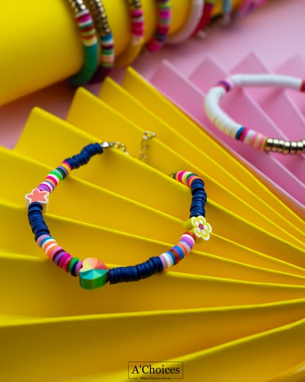 اساور ملونة مع زهرة ونجمة وقلب بعدة ألوان