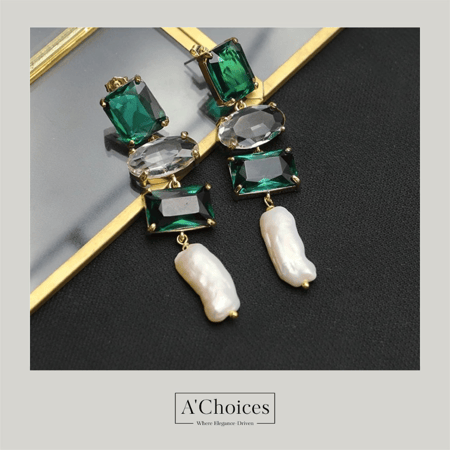 أقراط مصنوعة يدوياً من الفضة والنحاس  المطلي بالذهب عيار 18 مع اللؤلؤ الزراعي والحجر الكريستالي الأخضر