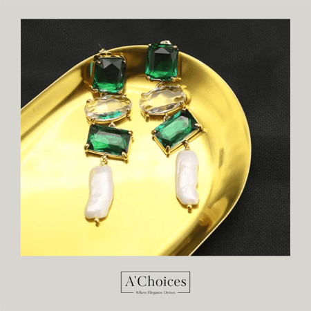 أقراط مصنوعة يدوياً من الفضة والنحاس  المطلي بالذهب عيار 18 مع اللؤلؤ الزراعي والحجر الكريستالي الأخضر