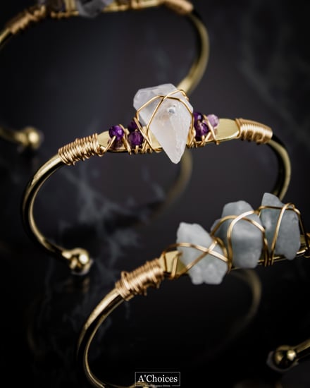 اساور ملفوفة بالأسلاك مطلية ذهب بحجر الزبرجد الطبيعي مصنوعة يدويا