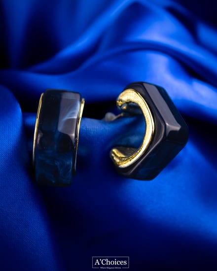 اقراط مطلية بالذهب مصنوعة من الريزن المموج بألوان مختلفة