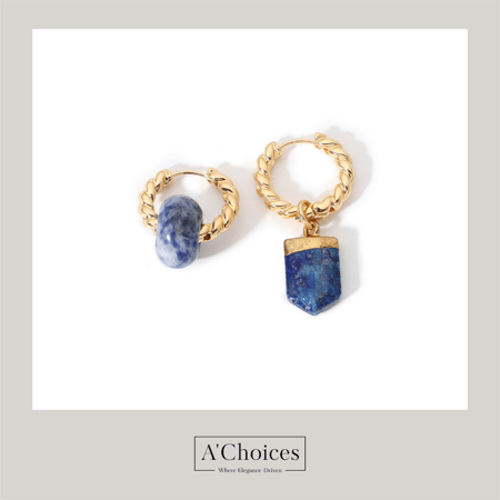 اقراط ذهبية مزينة باحجار كريمة بتصميم معاصر غير متماثل