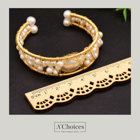 سوار مفتوح مصنوع يدويا من النحاس المطلي بالذهب عيار 18 مع اللؤلؤ الزراعي