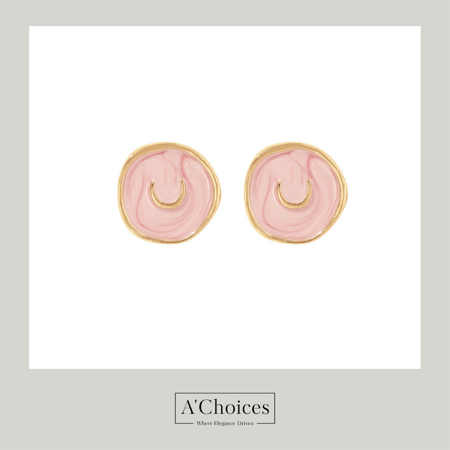 اقراط ملونة بأشكال مختلفة مطلية ذهب