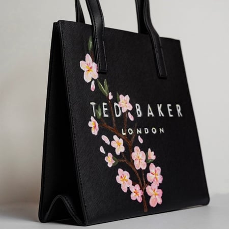 زهرة الكرز اليابانية