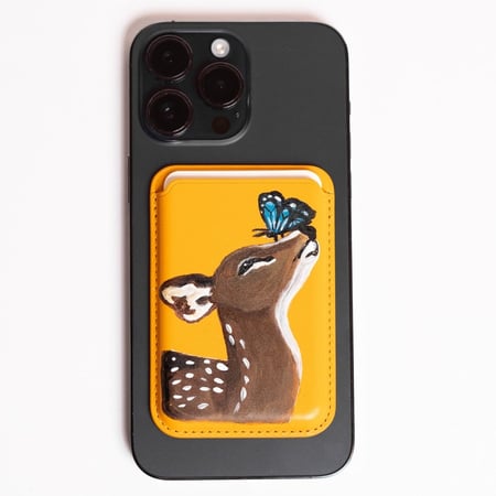 محفظة بطاقات برسمة غزال وفراشة