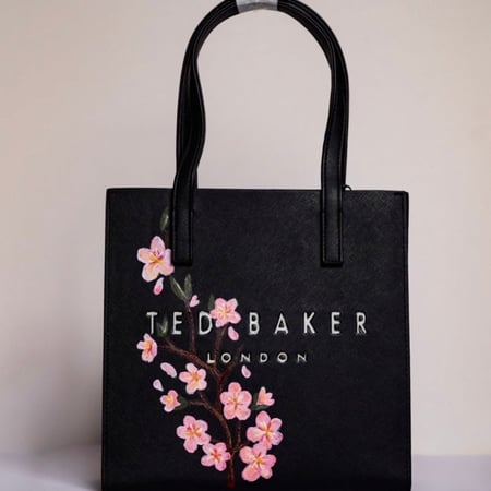 زهرة الكرز اليابانية