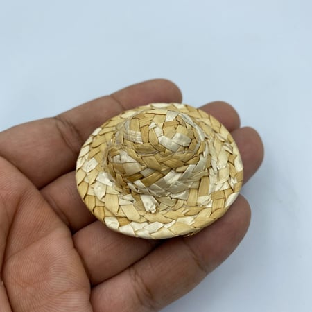 قبعة قش صغيرة