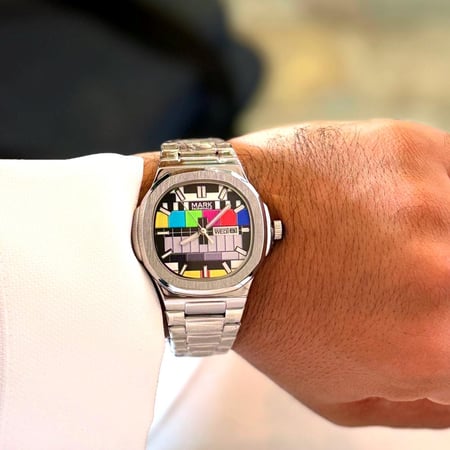 ساعة رجالية  بنمط التلفاز القديم