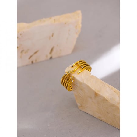 خاتم نسائي ذهبي بقطع الزركون