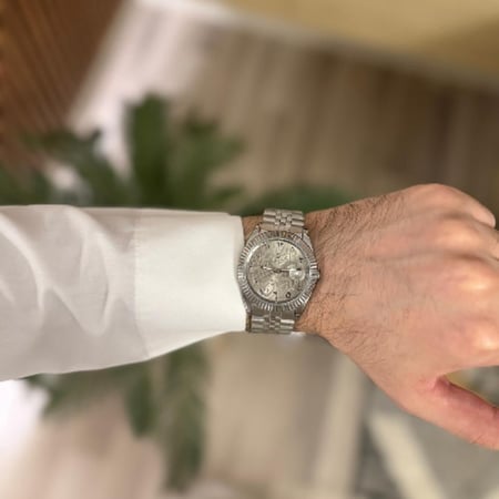 ساعة رجالية بزخرفة عربية  - سير فضي ميناء فضي