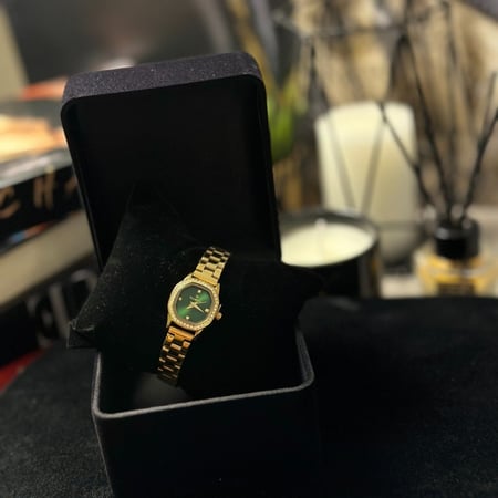 ساعة نسائية بسوار ذهبي ومينا أخضر متجر سماي