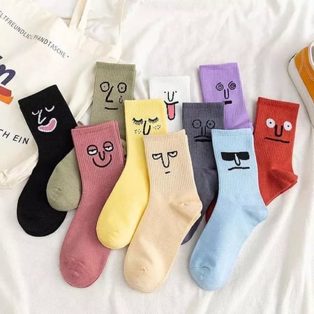 جوارب ملونه ذات تعبير وجه والوان مختلفه